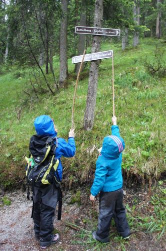 Regen total am Dachstein. Damit es keinem Kind nass eingeht, hilft regelmäßiges imprägnieren der Outdoor Kleidung. Foto.(c) Kinderoutdoor.de