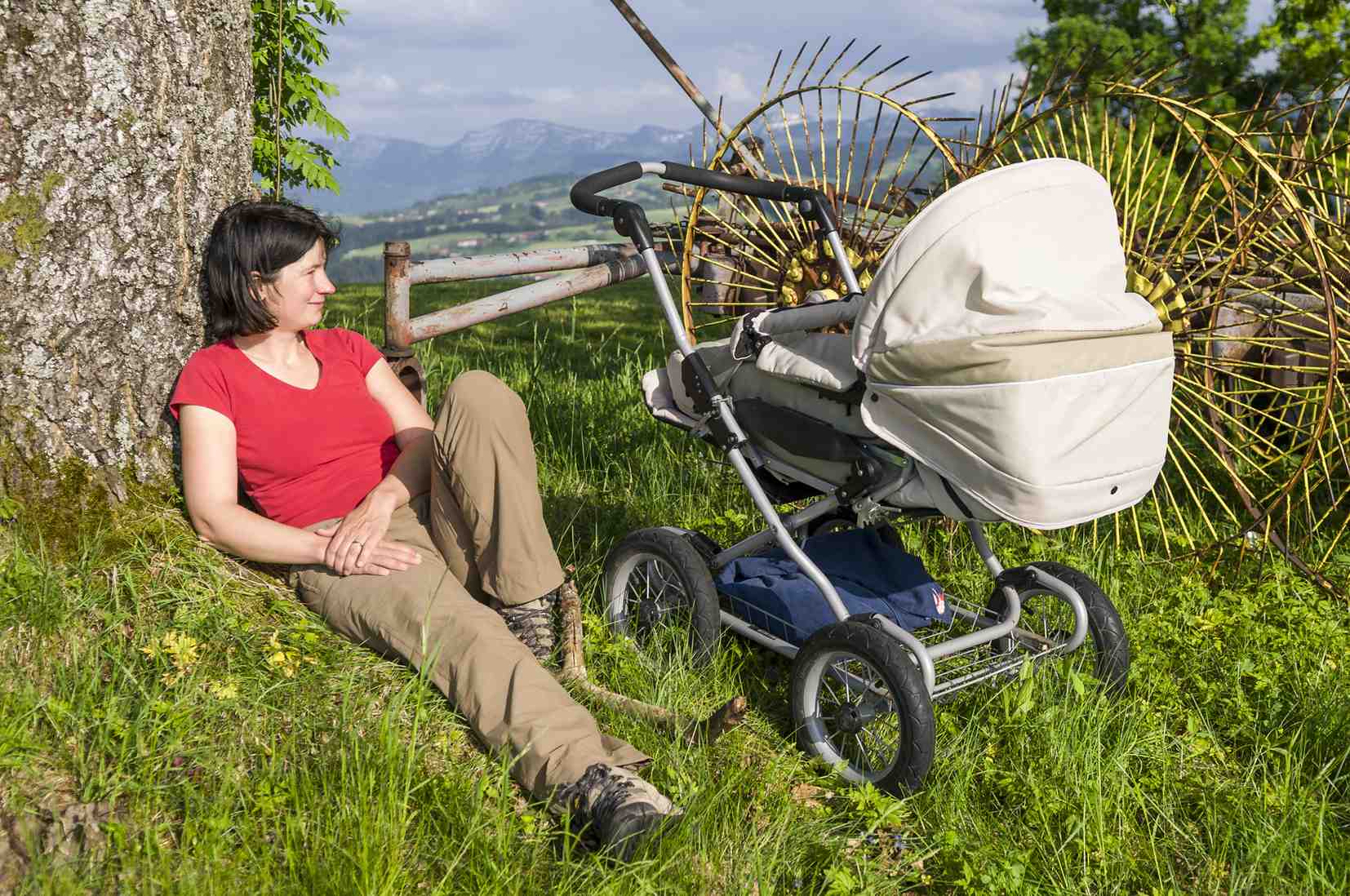 Mit dem eigenen Chaffeur zur Alm hinauf. Das gilt zumindestens bei den Babys. Sie sitzen oder liegen in den Kinderwägen, während Mama oder Papa schwitzen. In Bad Feilnbach gibt es jetzt die Aktion "Gipfelstürma". Copyright: ARochau Bad Feilnbach