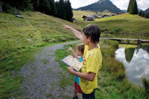 In der Silvretta Montafon gehen die Kinder mit dem GPS Gerät auf Schatzsuche.  Foto:(c) Silvretta Montafon