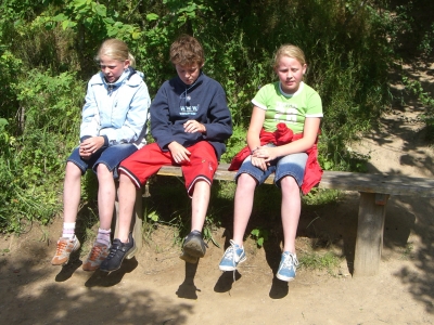 Auch eine Pause muss mal beim Wandern sein, meinen die Kinder. Foto:(c) utto62 / pixelio.de