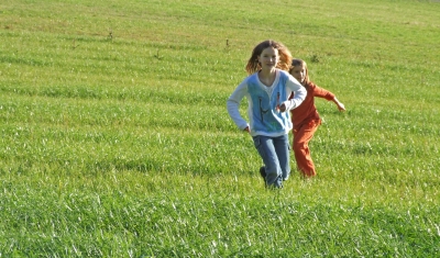 Ein ideales Spiel für einen Kindergeburtstag draussen ist das Sommerbiathlon. Ihr habt wenig Aufwand und die Kinder können sich richtig verausgaben. Foto:(c) Rainer Sturm / pixelio.de