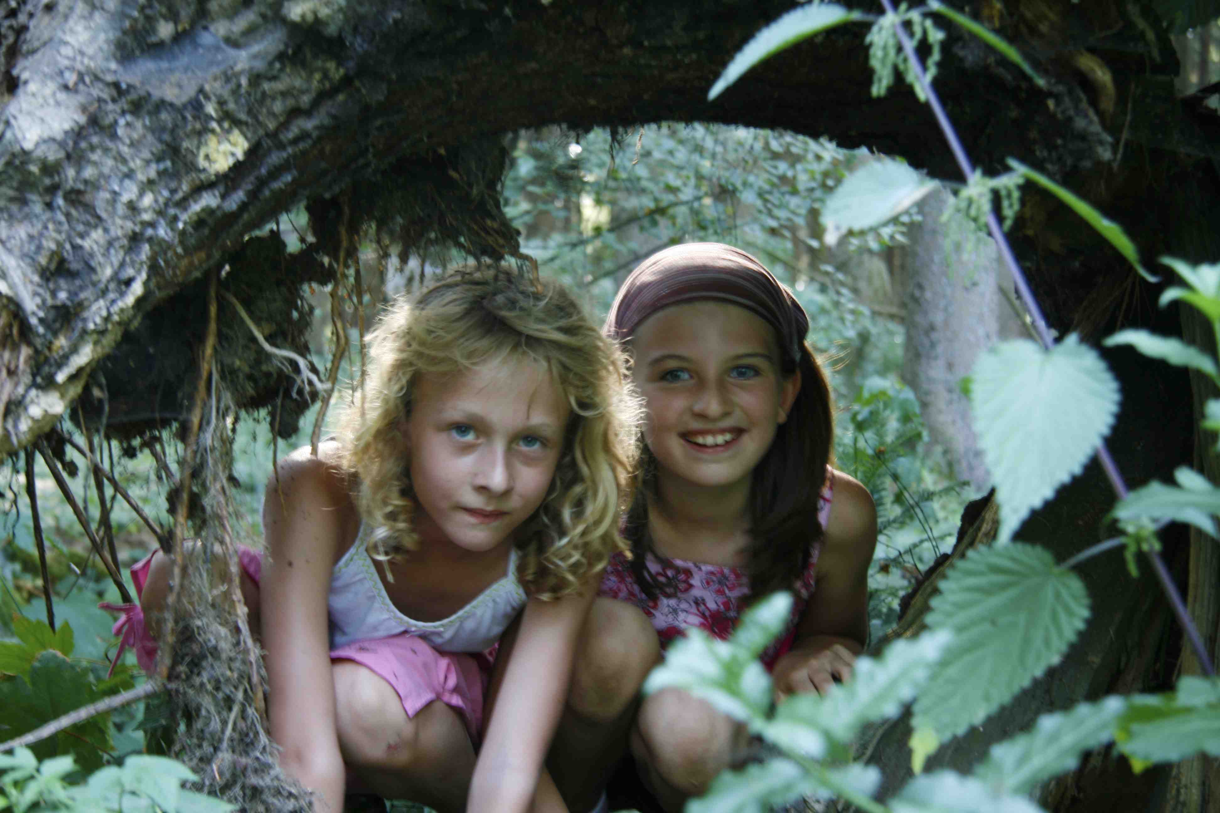 Im Arnsberger Wald sind diese beiden Outdoor Kinder unterwegs und entdecken die Natur um den Möhnesee. Foto: (c) Möhnesee Touristik