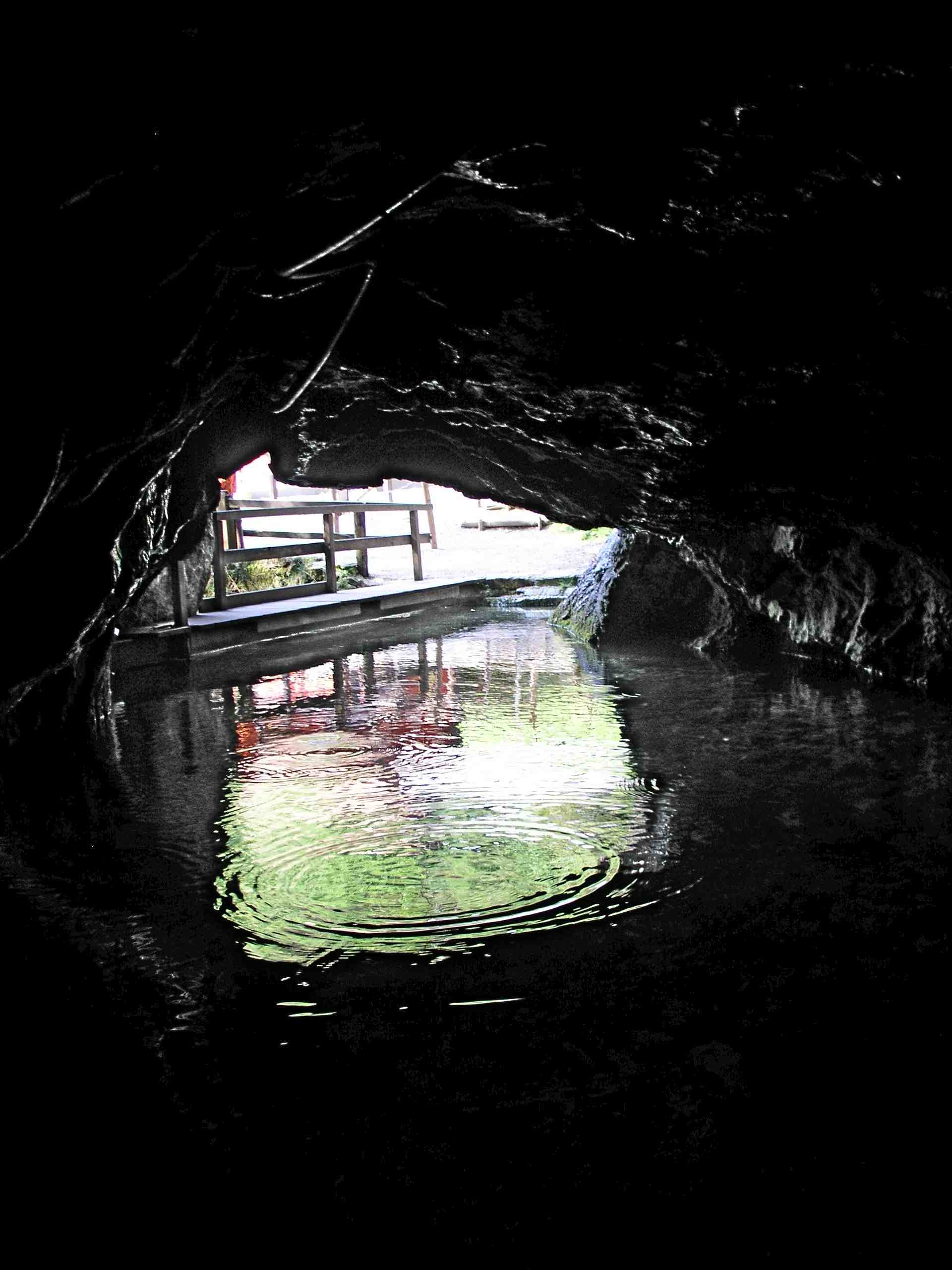 Die einzige Höhle in Deutschland, die mit einem Kahn zu befahren ist, befindet sich auf der schwäbischen Alb: Die Wimsener Höhle. Foto:(c) Kinderoutdoor.de