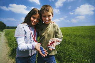 Ein Taschenmesser kann den Kindern viel Spaß bereiten, schließlich ist es ein praktisches Werkzeug. Foto: (c) victorinox