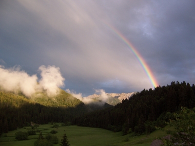 Regenbogen über den Bergen. Diese Aufnahme entstand in der Nähe der Albert Link Hütte, einer Berghütte in Bayern. Foto: (c) Bertel / pixelio.de