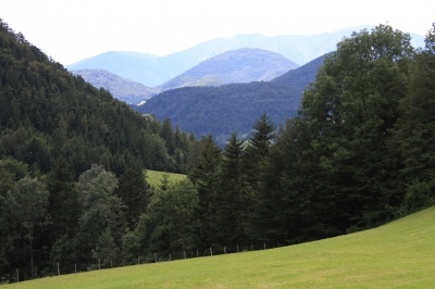 Bei der Hüttenwanderung in Niederösterreich hatten wir einen tollen Blick auf den Schneeberg. In diesem Fall ganz grün. Foto: jürgen kopecek  / pixelio.de