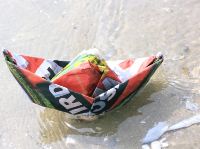 Leinen los! Wenn beim Kindergeburtstag das Motto Piraten ist, dann gehört zur Schnitzeljagd eine Papierschiff- Regatta dazu. Foto: (c) Rike / pixelio.de
