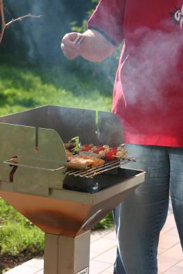 Was Gutes auf den Grill: Eine leckere Alternative zu Fleisch und Wurst sind gegrillte Tomaten. Foto: (c) Uwe Steinbrich / pixelio.de