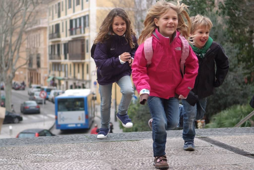 Die ersten Schritte in die Schule fallen den Kindern leichter, mit Gore Tex Schuhe an den Füßen. foto: (c) gore-tex