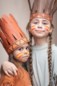 Bevor Ihr mit den Gästen am Kindergeburtstag zur Schnitzeljagd loszieht, ist verkleiden angesagt. Foto: © waldru - Fotolia.com