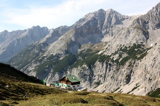 Den Urlaub mit der Familie auf der Berghütte verbringen. Von der Stadt in die Bergeinsamkeit: Innsbruck ermöglicht Citytrip mit Berganschluss und bietet ab sofort eine Übernachtung in der urigen Pfeishütte - inklusive Traumpanorama und einmaligen Bergerlebnissen. Copyright: Pfeishütte