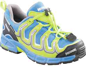 Meindl hilft den Kindern in die Schuhe. Damit der Burns Junior GTX perfekt passt, ist er mit Air-Active Best-Fit ausgestattet. Foto: (c) Meindl