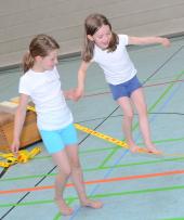 Beim Lernen auf der Slackline ist es wichtig sich gegenseitig zu helfen. Foto: (c) slackline-tools