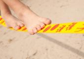 Balancieren auf einer Slackline schult die Konzentrationsfähigkeit von Kindern. Foto: Slackline-Tools