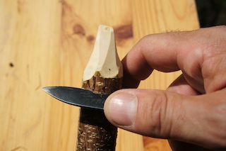Mit dem Taschenmesser spitzt ihr bei unserer Bastelidee immer ein Ende von den Hölzern wie einen Bleistift an. Foto. (c) Kinderoutdoor.e