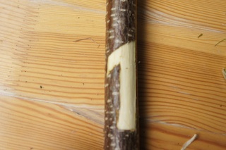 Mit dem Taschenmesser könnt Ihr auch Zahlen in die Stöckchen einritzen, zur späteren Punktevergabe. Foto:(c) Kinderoutdoor.de