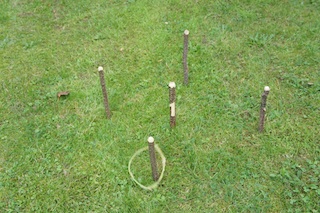 Die Bastelei mit den Outdoor-Kindern ist fertig und jetzt geht das Spiel los! Wer schafft es am öftesten mit dem Ring die Stöckchen zu treffen? Foto: (c) Kinderoutdoor.de
