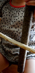 Das groovt! Nehmt Euch Zeit und findet bei jedem Ast den passenden Schwerpunkt. Klopft mit einem dünnen Ast gegen das Holz. Im oberen Fünftel ist der ideale Schwerpunkt. Hier klingt das Holz am besten. Foto: (c) Kinderoutdoor.de