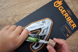 Das geht ins Mark! Vom Holunderholz schneit Ihr zwei bis drei Zentimeter dicke Scheiben ab und entfernt das Mark. Foto: (c) Kinderoutdoor.de