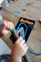 Auffädeln. Beginnt mit dem längsten Ast, es folgt ein Stück Holunderholz als Abstandshalter, dann der zweitlängste Ast, Holunder und so weiter. Foto. (c) Kinderoutdoor.de