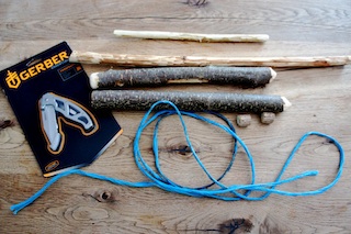 Die Outdoor Kinder bringen Holz zum Klingen. Wir basteln aus getrockneten Ästen, einer starken Schnur, Taschenmesser und einem Stück Holunderholz ein Baumxylophon. Foto: (c) Kinderoutdoor.de