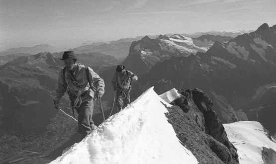 Mammut Pro-Athlet Stephan Siegrist und Michal Pitelka durschtiegen 2002 die Eiger Nordwand in der Ausrüstung von 1938. Foto: (c) Quelle: Thomas Ulrich