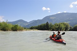 Kinder ab sechs Jahren dürfen beim Kanuwandern auf der Oberen Drau mit paddeln. Foto:©A. Pirker