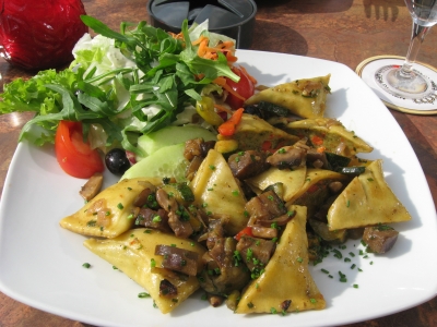 Geschmelzte Maultaschen gehören zu Schwaben wie der Bahnhof zu Stuttgart. Foto: Karl-Heinz Liebisch / pixelio.de