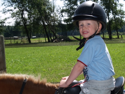 Reiterferien in Niedersachsen ist für die ganze Familie ein Erlebnis. Foto: (c) Martin Treide-Heuser / pixelio.de