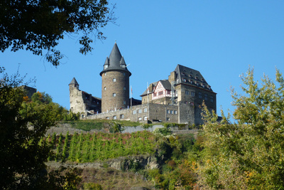 Eine der bekanntesten Jugendherbergen in Deutschland ist die Burg Stahleck bei Bacharach oberhalb des Rheins. Foto: Ingrid Kranz / pixelio.de