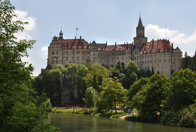 Wer in der Jugendherberge Sigmaringen absteigt, sollte unbedingt das beeindruckende Schloss vor Ort ansehen. Foto: (c) Ruth Rudolph / pixelio.de