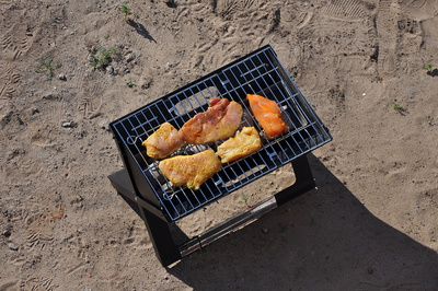 Ich kauf mit einen Gartengrill, weil ich nicht länger warten will! Fleischspießchen mit Trockenpflaumen schmecken raffiniert! Foto: (c) Maret Hosemann / pixelio.de