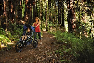 Kinderwagen Jogger sind mit drei Rädern flotter im Gelände unterwegs, meint der Experte Bernd Deschauer von Wanderzwerg.eu Foto: (c) Bob/Britax Römer