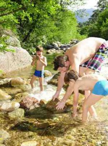 Dämme bauen! Der absolute Klassiker beim Spielen am Wasser. Da wird selbst Papa zum Biber. Foto: Fotolia.com c. Fotofreundin