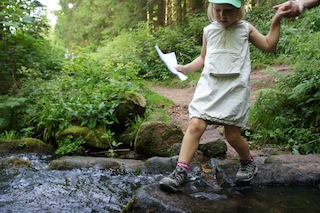 Beim Geocaching kennen Kinder keine Hindernisse! Auch die Sankenbach Furt ist zu packen. Foto. (c) Kinderoutdoor.de