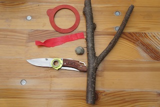 Outdoor Kinder schnitzen sich heute eine Steinschleuder. Für die Zwille benötigt Ihr eine Astgabel, Gummi und ein Taschenmesser. Foto:(c) Kinderoutdoor.de
