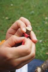 Gleich ist die Steinschleuder einsatz bereit: Den Gummi spannen und los geht´s! Foto: (c) Kinderoutdoor.de
