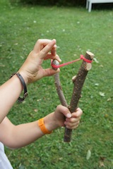 So sieht die fertige Steinschleuder aus. Foto: (c) Kinderoutdoor.de