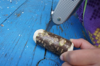 Nun bohrt Ihr mit dem Dorn das Loch für den Hals. Foto: (c) Kinderoutdoor.de