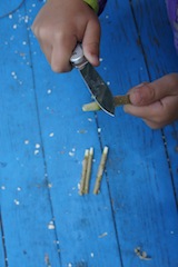 An einem Ende der vier Aststück spitzt Ihr diese an. Foto: (c) Kinderoutdoor.de