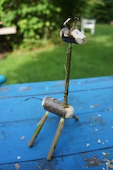 So sieht die fertige Giraffe aus, die Ihr mit den Kinder aus Holz geschnitzt habt. Sieht doch toll aus, oder? Foto: (c) Kinderoutdoor.de