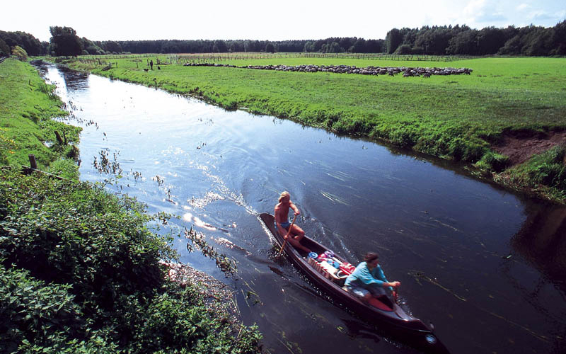 Aller Anfang ist gut! Auf der Aller paddelt Ihr mit den Kindern durch die Südheide. Foto: (c) Copyrights "Südheide Gifhorn GmbH"