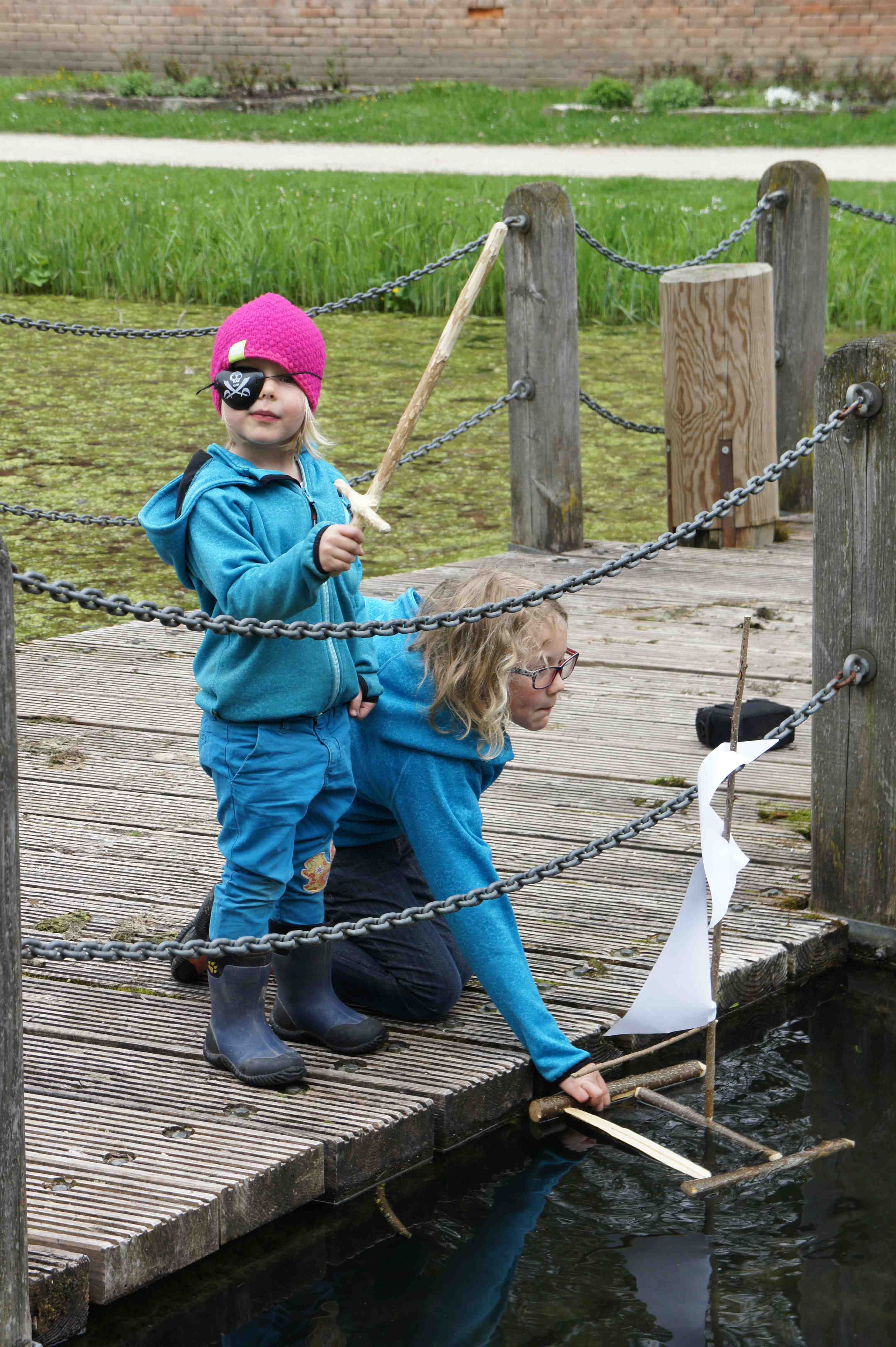 Ein Holzschiff begeistert die Kinder beim Spielen am Wasser. Foto: (c) Kinderoutdor.de