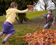 Mit dem Keen Kinderschuh Brady WP macht das Toben auch im Herbst Spaß! Foto: (c) Keen