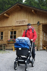 Ammenmärchen: Wer die kleinen Kinder im Kinderwagen mit zu Outdoor Aktivitäten nimmt, schädigt nicht die Wirbelsäulen der Kleinen. Foto: (c) Kinderoutdoor.de