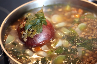 Unser Rezept für den Waldläufer Eintopf: Da kommen alle leckeren Gemüse hinein. Foto: (c)Maren Beßler / pixelio.de