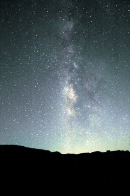 Man erkennt den Himmel vor lauter Sternen nicht. Zum Glück gibt es die kostenlose SkEye App für eine gelungene Nachtwanderung. Foto: (c) Alexander Dreher / pixelio.d