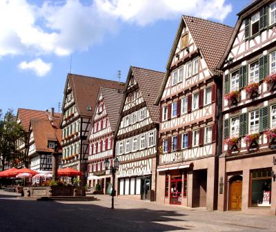 Hier beginnt und endet unsere Wanderung mit den Kindern: Am Marktplatz in Calw. Foto: (c) Eva Kaliwoda / pixelio.de