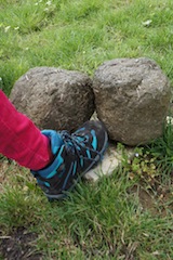 Feuchtgebiete? Nein! Im Archäopark Vogelherdhöhle bekommen die Outdoor Kinder einen Eindruck davon, was bei den Mammuts hinten rauskam.....und das ist nicht wenig gewesen! Foto. (c) Kinderotudoor.de