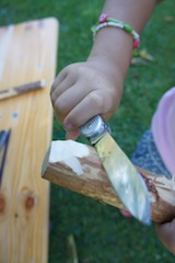 Zuerst schnitzen wir das Kinn vom Nashorn. Diese Kerbe an einem Ende vom Haselnuss-Holz ist steil. Foto. (c) Kinderoutdoor.de